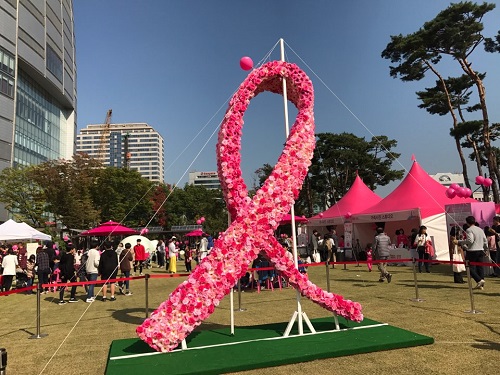 10월 13일 롯데월드타워에서 열린 2018 핑크리본 유방암캠페인 행사장에 마련된 핑크리본. 1992년 캠페인 시작 이래 지난 26년간 건강한 가슴의 상징으로 자리잡았다.