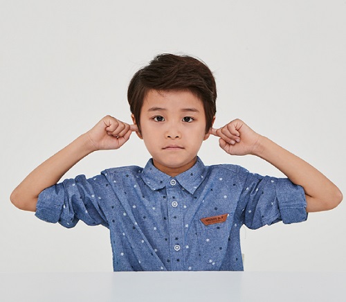 아이가 감기증상과 함께 발열이 있고 귀를 잡아당기거나 비비는 증상을 보이면 중이염을 의심해야한다.