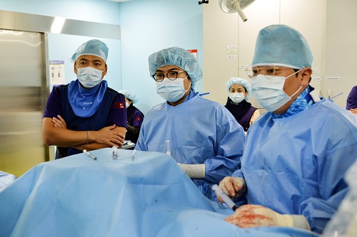 혈관시술을 참관 중인 몽골 국립암센터 닥터 이레뒤 교수(왼쪽에서 첫번째)와 H+양지병원 영상의학과 이상환 과장(오른쪽에서 첫번째).