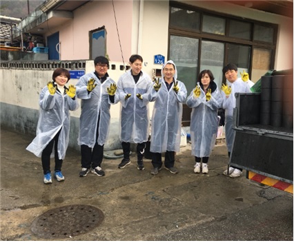 근로복지공단 정선병원 직원들이 어려운 이웃을 위한 희망의 연탄배달 봉사활동을 펼쳤다.