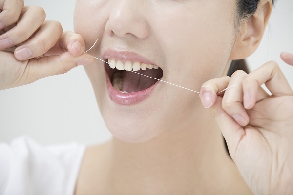 치아 사이에 음식물이 낀 치아를 장시간 방치하면 음식찌꺼기가 세균과 결합해 충치 발생위험이 높아진다. 따라서 야외활동 시에는 최소한 구강청결제나 치실을 구비하는 것이 좋다(사진=클립아트코리아).