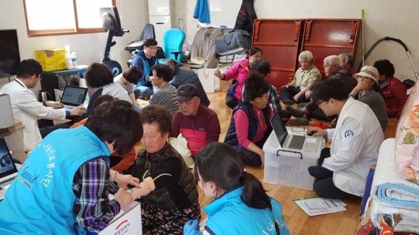 서울의료원이 강원도 산불피해지역을 방문해 이재민들을 대상으로 무료진료와 각종 필요한 물품 등을 지원했다.