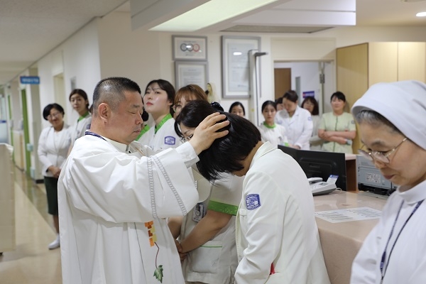 4월 26일 진행된 간호간병통합서비스 병동 축복식에서 영성부원장 이상훈 신부가 간호사들을 축복하고 있다.