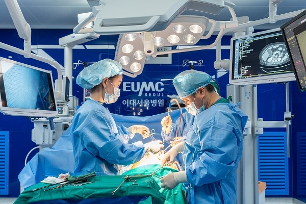 이대서울병원이 국내 최초로 도입한 올림푸스 '엔도알파' 수술실 시스템 내부 모습.