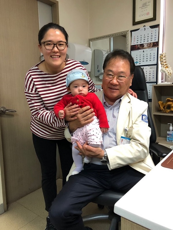 김원유 교수로부터 골반재건술을 받고 건강을 되찾은 박선영 씨가 딸 호리건 해나 양과 함께 병원을 찾아 김 교수에게 감사의 마음을 전했다.