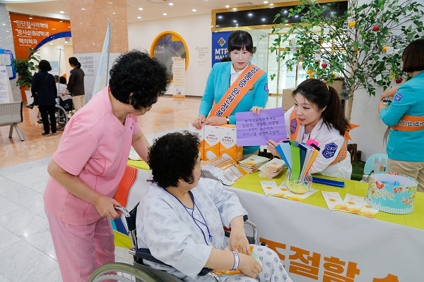 국제성모병원 호스피스팀 의료진이 환자에게 암성통증에 관한 정보를 자세히 전달하고 있다.