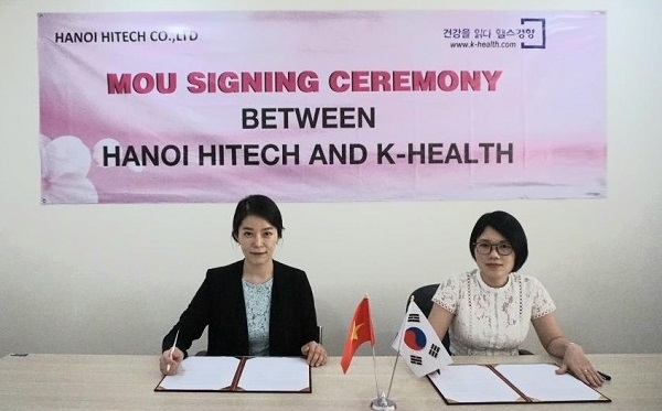 헬스경향 한정선 본부장이 하노이하이텍과 베트남 산모유아건강수첩 내 한국제품의 광고독점계약을 위한 MOU를 체결하고 있다.