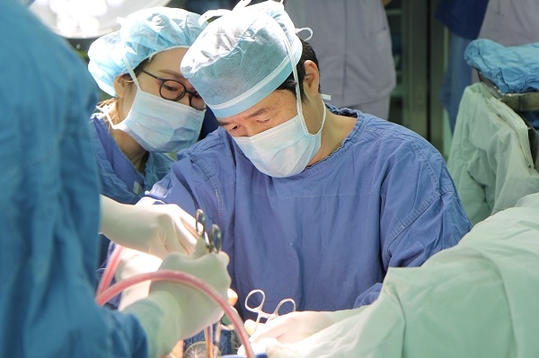 을지대병원 산부인과 양윤석 교수가 브이-노출 수술을 시행하고 있다.