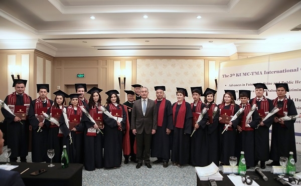 우즈베키스탄 타슈겐트 의과대학 아카데미 환경보건과학과의 제1회 졸업생들.