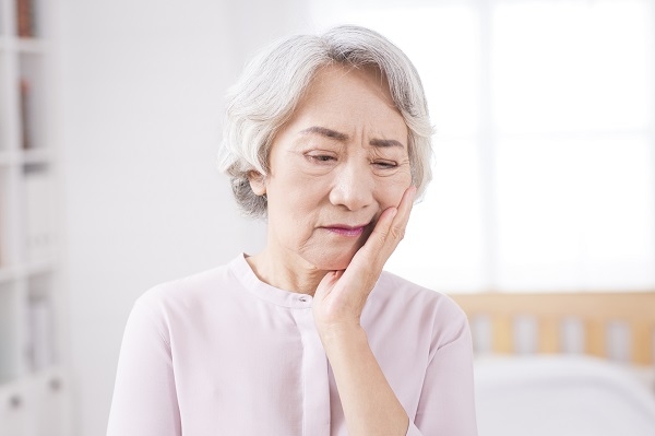 삼차신경통은 주로 한쪽 턱이나 뺨에 날카로운 통증을 일으켜 치통으로 오인하기 쉽다. 치아에 아무런 문제가 없는데 계속 통증이 지속된다면 신경과 진료를 통해 삼차신경통 발병여부를 확인하는 것이 좋다(사진=클립아트코리아).