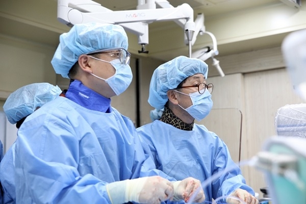 인천성모병원 심장혈관내과 최익준 교수(왼쪽)와 전두수 교수(오른쪽)가 TAVI시술을 시행하고 있다.