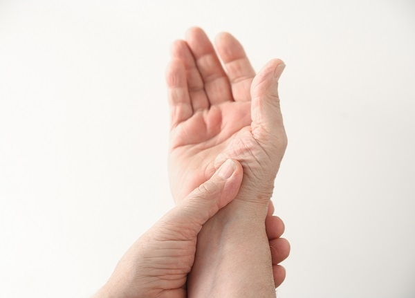 손목터널증후군 발병에는 손목의 무리한 사용뿐 아니라 비타민D 결핍도 영향을 미칠 수 있다. 신경 건강을 위해서도 평소 음식과 햇볕, 영양제를 통해 비타민D를 적정량 보충하는 것이 중요하다(사진=클립아트코리아).