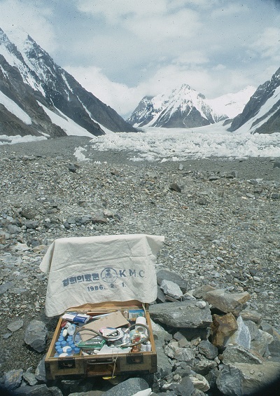 1986년 히말라야 K2에서 사용한 의약품 상자.