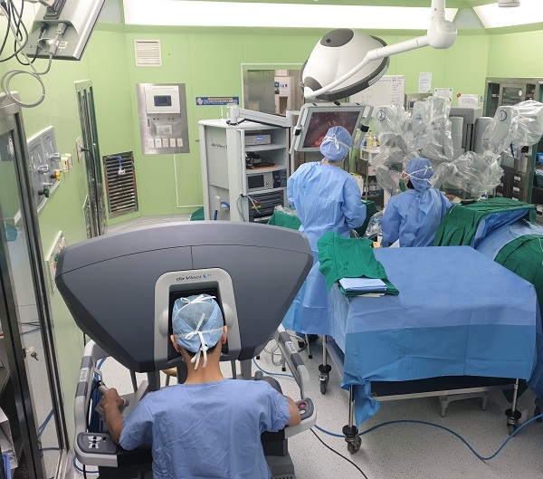 이석원 교수 로봇수술팀이 유방절제술과 유방보존술을 동시에 시행하고 있다.