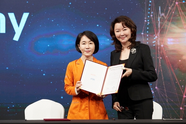 365mc대표원장협의회 김하진 회장(왼쪽)과 JYSK그룹 제니퍼 여-탄 CEO가 합작법인 365mc글로벌-싱가포르 설립 등을 위한 업무협약을 체결했다.