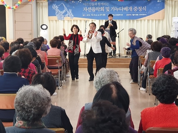 5일 열린 ‘어르신을 위한 자선음악회 및 가누다베개 증정식‘에 특별출연한 신동주 성악가, 최혜선 연주자, 이현수 연주자.
