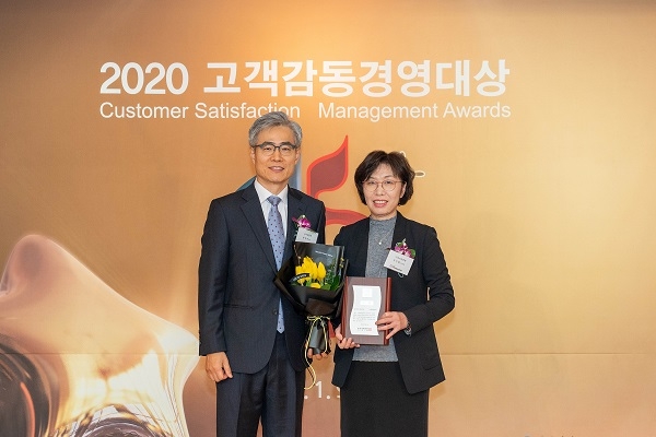 9일 열린 2020 고객감동경영대상 시상식에 참석한 박미혜 이대서울병원 진료부원장(사진 오른쪽).