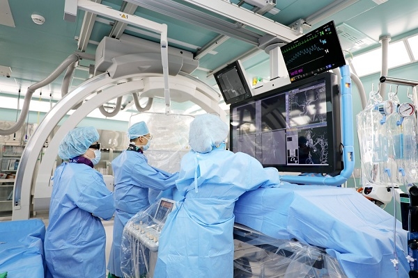 신경외과 박정현 교수가 하이브리드수술실에서 뇌혈관수술을 진행하고 있다.