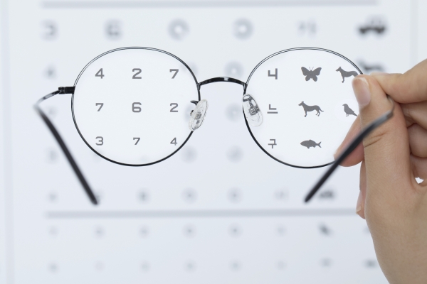 ‘부등시(不同視)’는 안경이나 콘택트렌즈로 교정하면 돼 걱정하지 않아도 된다. 하지만 망막·시신경 등 눈질환인 경우에는 이것들로 교정하기 어려워 정확한 진단과 치료가 필요하다(사진=클립아트코리아).