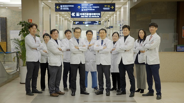 江东圣心医院机器人手术中心由泌尿医学科、妇产科、外科、耳鼻喉科的14名专家和协调员等专业护理人员组成。