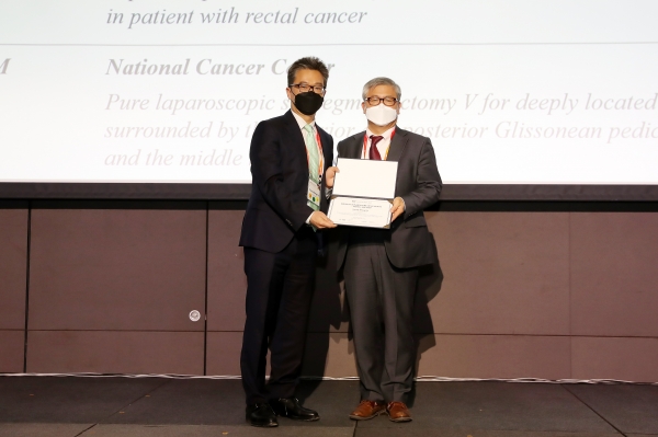고대안암병원 간담췌외과 유영동 교수(왼쪽)는 ‘2021 제 54차 한국간담췌외과학회 및 학술대회’에서 우수 비디오상을 수상했다.