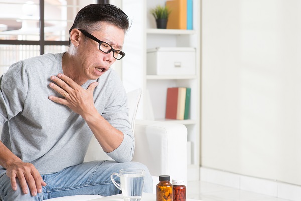 COPD는 천식과 달리 주변 상황에 큰 관계없이 증상이 지속되며 대부분 40세 이후에 발생한다(사진=클립아트코리아).