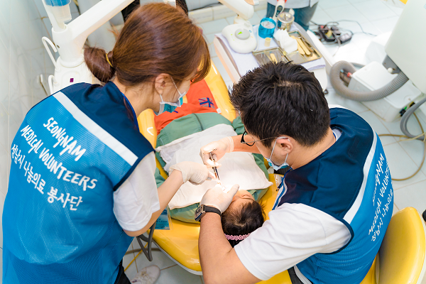 Giải thích hình ảnh : Đội ngũ y tế đoàn tình nguyện y tế nhân đạo thành phố Seongnam đang tiến hành điều trị khoang miệng cho trẻ em Việt Nam.