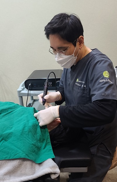 Director Sungjae Yoon is performing the procedure using LSSA.