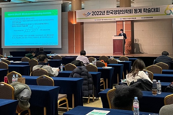 GC녹십자의료재단 진단검사의학부 이준형 전문의가 ‘2022년 한국영양의학회 동계 학술대회’에 참석해 ‘콜레스테롤 관리를 위한 간 건강’ 세션에서 ‘환경성 유해인자검사의 소개’라는 제목으로 발표를 진행했다.