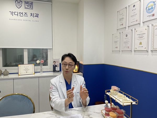 Viện trưởng đại diện Jung Myungjin nói rằng “để implant thành công và an toàn thì phải cân nhắc liệu có phải là trạng thái của xương ổ răng của bệnh nhân, hay bệnh toàn thân… phải lựa chọn sản phẩm phù hợp nhất, nếu việc quản lí hậu kì của bệnh nhân triệt để được hỗ trợ ở đây thì bình thường có thể duy trì tuổi thọ implant khoảng 10 năm”.