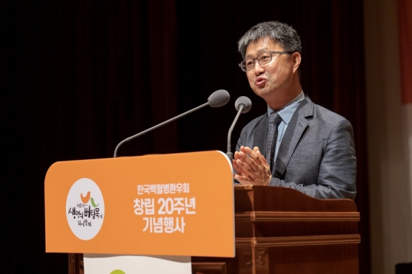 한국백혈병환우회 창립 20주년 기념행사에서 안기종 대표가 환영사를 발표하고 있다.