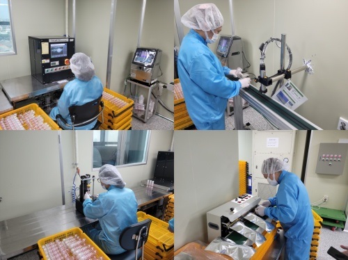 生产组的职员们正在通过仔细的检查过程生产Biokit。