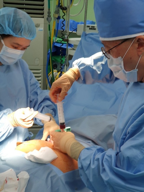 Professor Young-Ho Lee of the Department of Pediatrics at Hanyang University Hospital collects bone marrow from pelvic bone under general anesthesia.