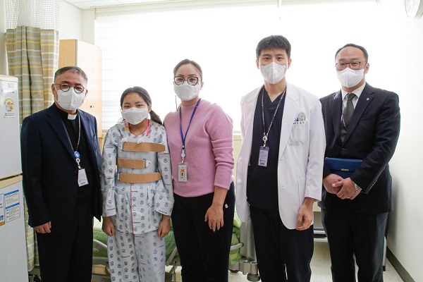 국제성모병원이 최근 선천성척추측만증을 앓고 있는 몽골환자 군지 양에게 나눔의료로 새 삶을 선사했다.