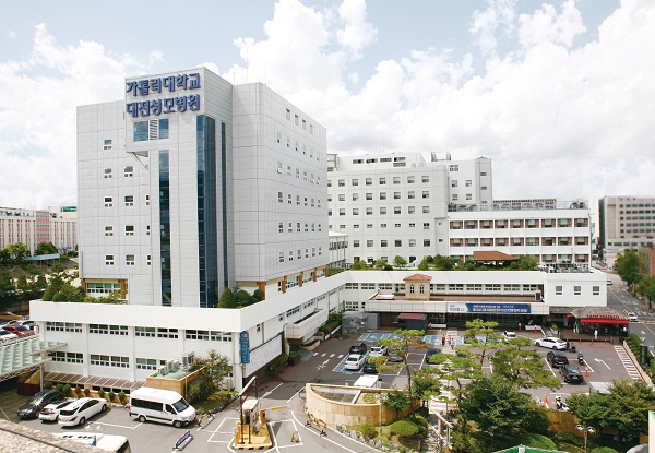 대전성모병원이 10년간 저소득층 사시수술 무료사업을 지속, 경제적으로 어려운 사시환자들의 수술을 지원해왔다.