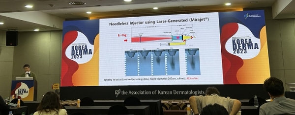Dr. Seo Seok-bae, the director of Seo-Ah Song Dermatology Clinic, explains the principle of MiraJet, which utilizes vital laser energy to deliver medication into the skin without using needles.