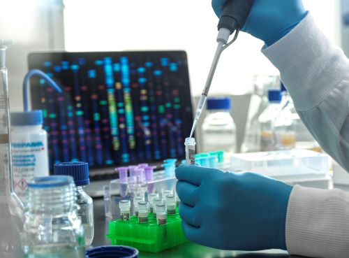 NGS검사는 정밀 유전자검사 기법으로 암의 원인 유전자를 확인할 수 있다. 하지만 원인 유전자를 찾아도 대부분의 치료제가 비급여로 사용이 어려운 형국이다(사진=클립아트코리아).