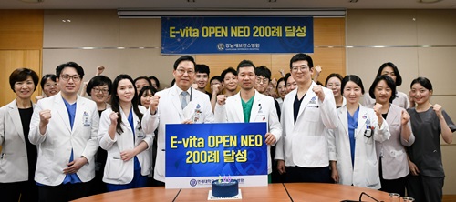 강남세브란스병원 대동맥혈관센터가 하이브리드 스텐트 그라프트 장비인 ‘E-vita OPEN NEO’를 이용한 수술 200례를 달성했다.