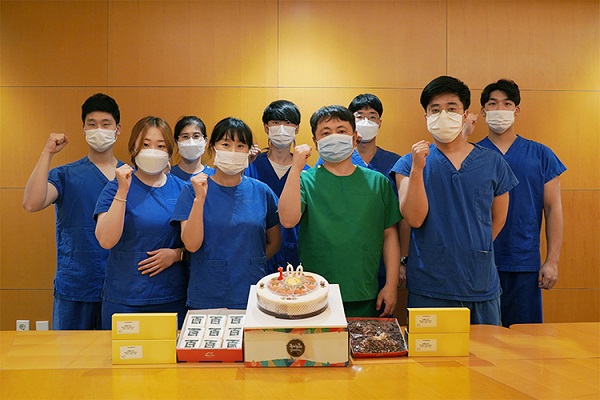 Yuseong Seon Hospital's Heart and Arrhythmia Center surpassed 100 cases of radiofrequency ablation using the Leadmia system within seven months of its introduction in October 2020. To commemorate this achievement, the center's medical staff gathered together to reaffirm their commitment.