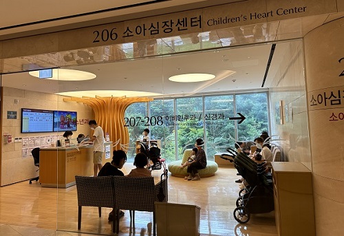 The outpatient clinics at Yusung Seon Hospital are all marked with large numbers, making them easy to find. The natural landscape visible through the internal glass windows provides a moment of rest for the eyes away from smartphones.