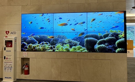 The image walls are installed in various places in the hospital. The images are different for each floor. I took a picture of the underwater image that blows away the heat.