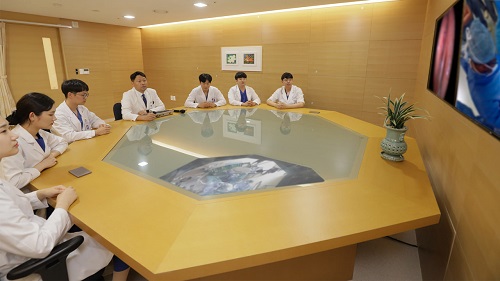 A glass-ceiling observation operating room is a space where medical staff and guardians can watch surgery in real-time and communicate with each other. The glass ceiling allows for a clear view of the operating room, and microphones and speakers enable communication between medical staff and guardians.