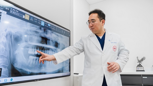 Dr. Lee Sang-min emphasized that "in reality, one-day implants are not possible" and stressed that implants require a long-term commitment, from surgical planning to post-surgery maintenance.