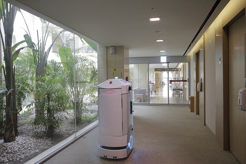 Robot tự hành Sunbot đang di chuyển quanh khu vực nằm viện của Bệnh viện Sun Yuseong. Do phòng nằm viện chỉ được sắp xếp dọc theo cửa sổ ở một bên, Sunbot có thể thực hiện nhiệm vụ một cách dễ dàng hơn.