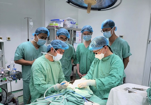Professor Bae Yong-chan (right) is seen performing surgeries on children with cleft lip and palate in Vietnam while also instructing local medical staff on surgical techniques.