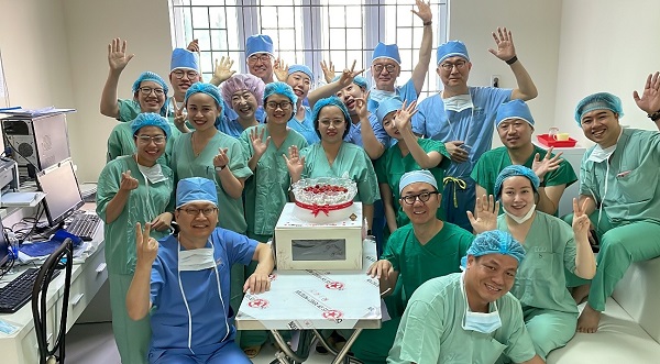 (图片)越南当地医疗队在8日国际妇女节之际，向志愿团赠送了蛋糕，表达了谢意。