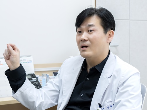 Giáo sư Kim Dong-hyek cho biết: "Tôi hy vọng một môi trường có thể điều trị nhanh chóng trước khi rung nhĩ trở thành mãn tính" , và nhấn mạnh rằng "giống như các bệnh lý khác, rung nhĩ cũng cần được điều trị ngay sau khi được chẩn đoán để giảm tỷ lệ tái phát."
