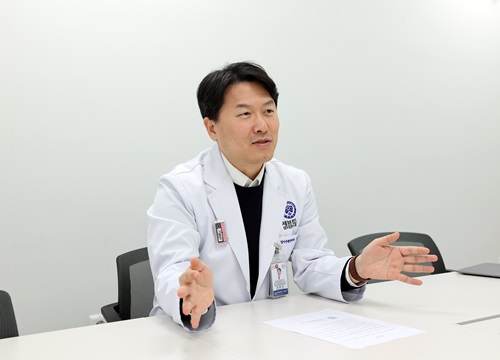 （照片）金雄燮教授说明道:"Severance医院计划从明年开始再引进两台旋转型治疗仪，不仅治疗前列腺癌，还将扩大治疗范围。"