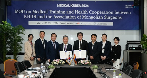 한국보건산업진흥원과 몽골의사협회가 의료연수 및 보건의료협력에 관한 업무협약을 맺었다.
