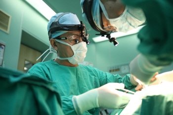 고대 안산병원 두경부암클리닉 (이비인후과) 권순영 교수가 수술을 집도하고 있다.